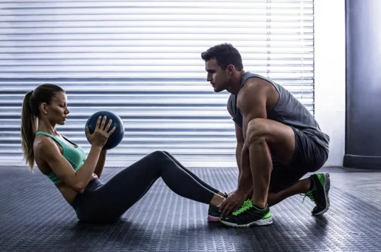 depositphotos_81866598-stock-photo-muscular-couple-doing-abdominal-ball