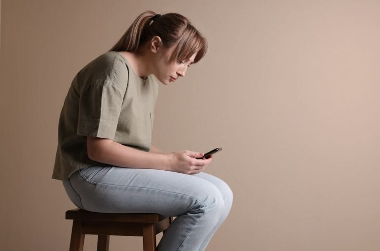 ながらスマホ姿勢”に要注意】現代人に急増する首・肩こりと体型崩れ | 大久保店 | ブログ | 明石市で完全個室のパーソナルジムをお探しなら ...